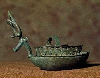 Nuragisk kultur (nuraghi) sardinsk: skulptur i form af en båd med figurer af et hjortehoved i bronze. 8.-7. århundrede f.Kr. Cagliari, Museo Nazionale Archeologico, Sardinien, Italien