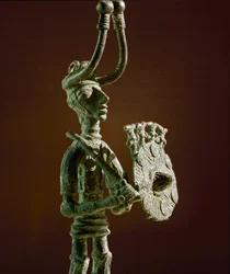 Nuragisk kultur (nuraghi) sardinsk: statuette af en kriger med et skjold og et bronzesværd. 8.-7. århundrede f.Kr. Cagliari, Nationalt Arkæologisk Museum, Sardinien, Italien