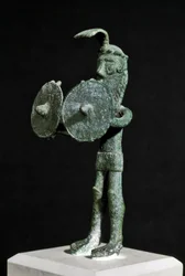 Nuragisk kultur (nuragher), sardinsk: statuette forestillende et dæmonisk væsen bevæbnet med et dobbelt skjold af bronze. 8.-7. århundrede f.Kr. Cagliari, Museo Nazionale Archeologico, Sardinien, Italien