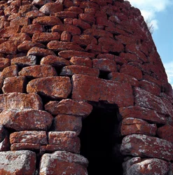 Udsigt over indgangen til Nuraghe Montecodes (eller Monte-koder) i Macomer