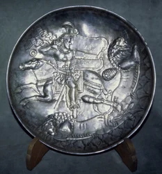 Fad forestillende Kong Ardashir II (r.379-86), fra Sari, Mazandaran, ca. AD 380 (jaget og indskåret sølv)