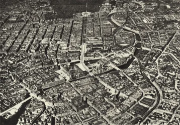 Berlin: Luftfoto af den gamle kerne; Byen set fra et fly (s/h foto)