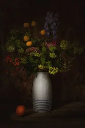 Mørkt blomsterstilleben