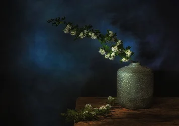 Stemningsfuldt blomsterstilleben