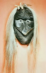 Ceremoniel Mohawk-maske (træ og hår)