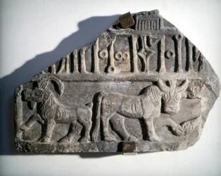 Sydarabisk kunst: basrelief med skrift, der forestiller dyr. Museo Nazionale Romano, Rom.