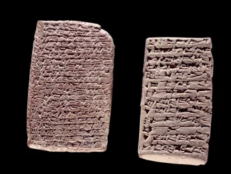 Mesopotamie: Assyriske tabletter (til venstre) af en handelsaftale (19. eller 18. århundrede f.Kr.) og babyloniske tabletter (højre) af en salgskontrakt af et hus (mellem det 20. og 16. århundrede f.Kr.) indgraveret med inskription i Cuneiform. Paris, Brie