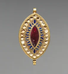 Mandelformet vedhæng, 400-600 (guld, lapis lazuli, granat og glas)