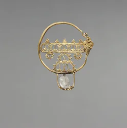 Øreringe med gennembrudt, tidlig byzantinsk periode, 600-800 (guld med bjergkrystal perle)