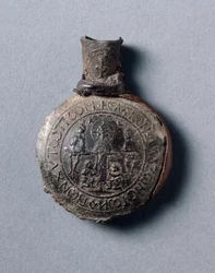 Pilgrims ampulla med scener fra korsfæstelsen (foran) og himmelfarten (bagpå), ca. 600 (tin-bly-legering med læderfragmenter)