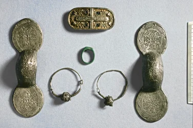 Smykker fra Camon, Amiens, Somme, karolingisk, 7.-10. århundrede (sølv, forgyldt bronze)