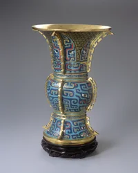 En Zun-formet vase og stativ (cloisonne-emalje & zitan) (se også 272146)