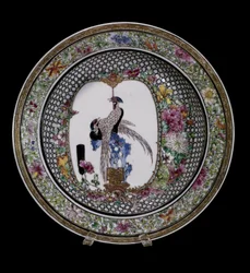 Kinesisk kunst: keramisk tallerken i famille rose, dekoreret med fugle og blomster. Qianlongs regeringstid (1736-1795). Paris, Musée Guimet, Nationalmuseet for asiatisk kunst
