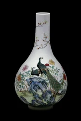 Kinesisk kunst: keramisk vase i famille rose, dekoreret med fugle (herunder påfugle) og blomster. Qianlongs regeringstid (1736-1795). Paris, Musée Guimet, Nationalmuseet for asiatisk kunst.