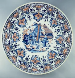 Chinoiserie. Fajancefad med kinesisk indretning. Anonym keramik