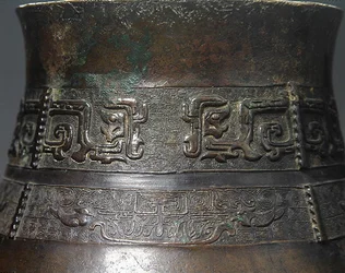 Detalje af en Hu-vase med støbt dekoration (bronze) (detalje af 272172) (se også 272174)