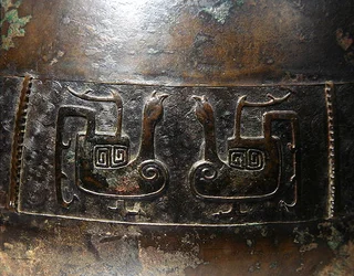Detalje af en Hu-vase med støbt dekoration (bronze) (detalje af 272172) (se også 272173)