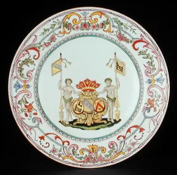 Middagstallerken dekoreret i famille rose emaljer med armene fra Goos af Ghyseghem, acolleees med Vecquemans og Goubau, Yonzheng periode (1725-35) c.1730 (porcelæn)