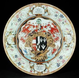 Middagstallerken malet i famille rose emaljer i rokoko stil med armene fra Leake Okeover Esq., Kangxi periode (1662-1722) (porcelæn)