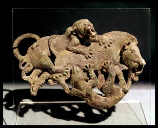 Prydplade, der forestiller et vildsvin, der kæmper med to tigre, fra grav 3 i Shih-chai-shan, Yunnan-provinsen, det vestlige Han-dynasti, 2.-1. århundrede f.Kr. (bronze)