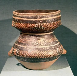 Vase med sammentrukket talje, fra Lanzhou, Gansu, sent 3. årtusinde f.Kr. (ler)