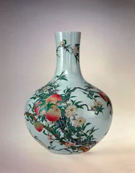 Vase med ferskner, Qianlong Period (1736-95) (porcelæn med overglasur emaljer)