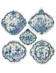 Delft chinoseries formede pastiller, slutningen af det 17. - begyndelsen af det 18. århundrede (fajance)