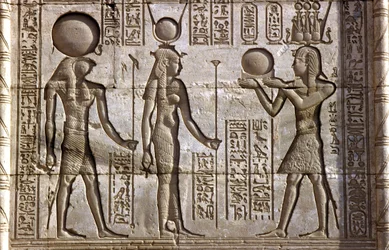 Det gamle Egypten, Vægmaleri/ristning, Horus og Isis modtager en offergave fra faraoen, Hathor-templet, Dendera (foto)