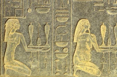 Det gamle Egypten, vægmaleri/udskæring, Nilguder knæler med bakker med offergaver, sort granit, Karnaktemplet, Luxor