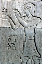 Det gamle Egypten, Vægmaleri/skæring, Præst iført leopardskind, tilbyder røgelse, Sebek og Horus-templet Kom Ombo (foto)