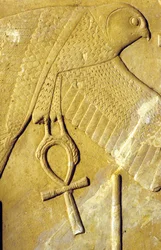 Det gamle Egypten, Vægmaleri/skulptur, Horusfalken bærer Ankh, livets symbol, Karnak-templet, Luxor (foto)