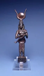 E.122-1954 Iris Nursing Horus (set forfra) egyptisk, 715-525 f.Kr. (kobberlegering) (se også 89138)