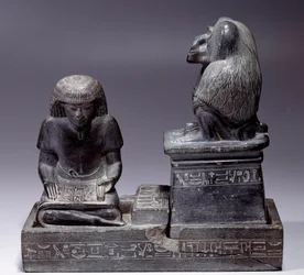 Egyptian Antiquitis: Skriveren Nebmertouf og aben Thot, skriftens gud og skriftlærdes protektor. Skiferskulptur. Regne af Amenophis III (1391-1353)