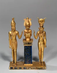 Egyptisk oldtid: Osirisk triade i Osorkons navn (Osiris omgivet af Isis og Horus). Guldvedhæng og lapis lazuli. 22. dynasti, Senperioden. Paris, Louvre-museet