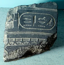 Egyptisk antikvitet: fragment af en egyptisk clepsydra (vandur, tidsmålingsværktøj) med en patron. Ptolemæisk periode. Paris, Louvre-museet