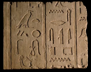 Egyptiske antikviteter: begravelsesindskrift, der omtaler en dame ved navn Takhout. 8. århundrede f.Kr. Paris, Louvre-museet