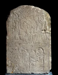 Egyptisk antikvitet: kalkstensstele i navnet på kong Anyas skiltdør. I bøjlen tilbyder farao Ramses II røgelse til sin egen kolossale guddommelige statue. Regne af Ramses II (1279-1213 f.Kr.). Fra Saqqara serapeum. Søn 0,44x0,3 m Paris, musee du Louvre