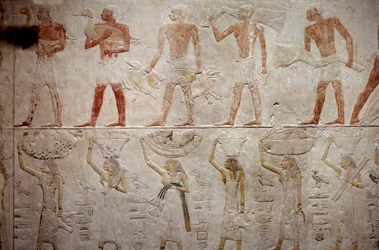 Egyptisk antikvitet: mænd, der bærer ænder. Kalkstensrelief fra Kapellet i Mastaba af Akhethetep i Saqqara. 5. dynasti (omkring 2500-2350 f.Kr.) 2300 f.Kr. Paris, Louvre-museet
