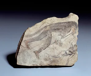 Egyptisk antikvitet: ostrakon (eller ostracon) (flertal: ostraca eller ostraka) (keramik) figur: abe, der spiller dobbeltfløjte (aulos) for at få en mand til at danse. Sten i kalksten. 19. dynasti (ca. 1295-1186). Fra stedet for Deir el-Medineh (el Medineh