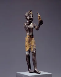 Egyptisk antikvit: Statuette af King (Sethi I?), Der giver Maats tilbud. Sølv- og guldskulptur. Regne af Sethi (1294-1279 f.Kr.). Svag. 19 cm. Paris, Louvre Museum