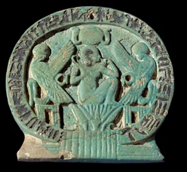 Egyptisk antikvitet: talisman i fajance dekorerer en mytologisk scene: "" ved verdens fødsel fremstår solen som et barn"" Repræsentation af Osorkon (omkring 800 f.Kr.) 3. mellemperiode. Paris, Louvre-museet