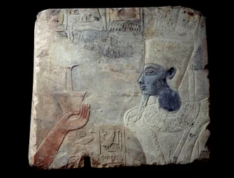 Relief af Thutmosis-templet (Tutmosis eller Thutmus) III en Elephantine: Farao efterfulgt af en gudinde toppet med søjler af hieroglyffer. Skulptur i gres (sten), Omkring 1390-1353 f.Kr. Fra Aswan, Elephantine-stedet. Paris, Louvre-museet