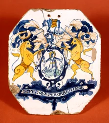 Apothecary flise, der viser våbenskjoldet og mottoet fra Worshipful Society of Apothecaries of London (keramik)