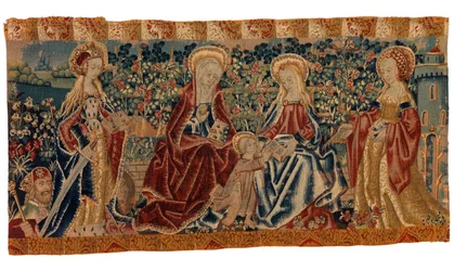 Altertæppe af frontalt billede af Jomfruen og Barnet og Sankt Anne med deltagelse af to helgener, slutningen af det 15. til begyndelsen af det 16. århundrede (uld og silke)