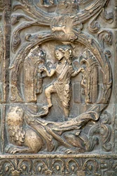 Gotisk kunst: Piedroit af den højre portal på den vestlige facade af basilikaen Saint Denis, der repræsenterer markernes arbejde: januar. Saint-Denis, Frankrig