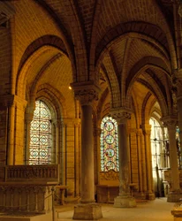 Gotisk kunst: hvælvingsnøgler og sprænghoveder, ambulant i Basilica of Saint Denis (Saint Denis).
