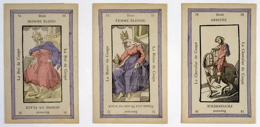 Gamle kort til at spille med kongen (blond mand), dronningen (blond kvinde) og rytter (afslutnings) cuppen. Musée de la Carte à Jouer, Issy-les-Moulineaux.