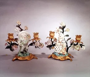 Et par Mennecy ormolu monterede figurer af en dværg og en magot (porcelæn)