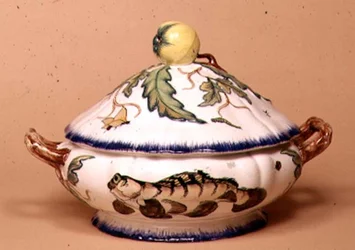 Terrin af Leboeuf et Milliet, dekoreret af Rousseau efter Bracquemonds design (fajance)