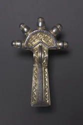 Bow Fibula, Alemannic, 500-550 (forgyldt sølv og niello)